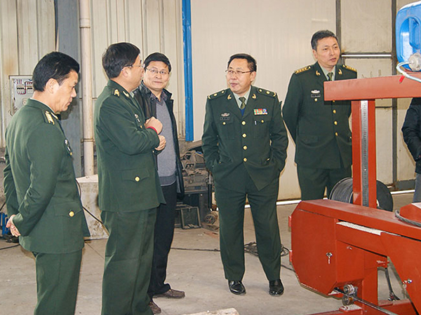 軍區(qū)領(lǐng)導(dǎo)視察