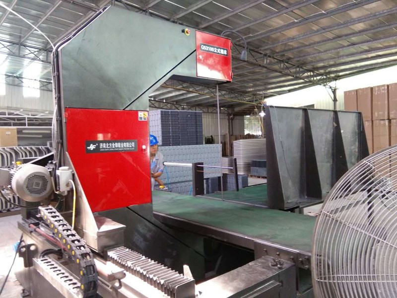 采購(gòu)商操作立式帶鋸床應(yīng)注意什么？